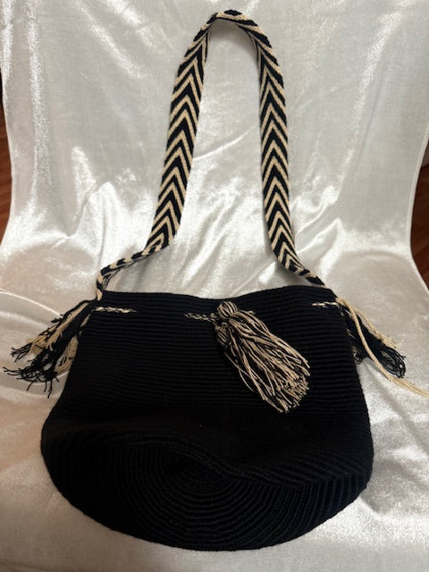 Colombian Mochilla (Black and White)