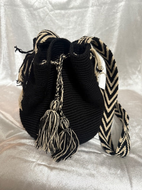 Colombian Mochilla (Black and White)